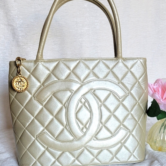 COA💓🔥CHANEL Iridescent Pearl Lambskin Medallion Tote /COA - Picture 2 of 14